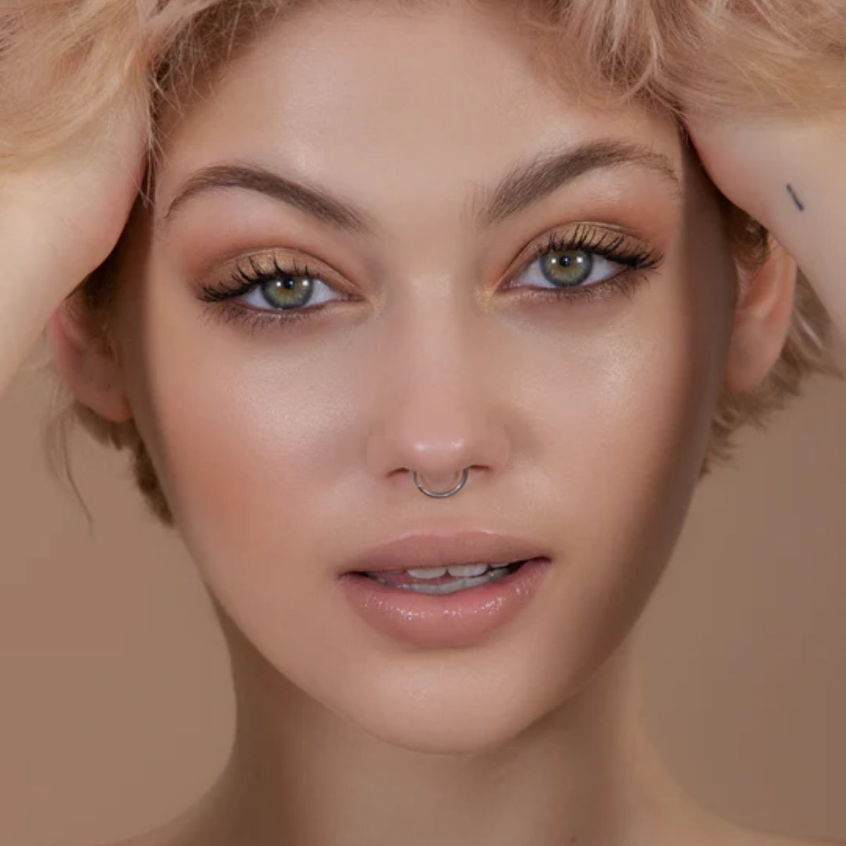 Brillo Labial Shinny Kiss Andreia