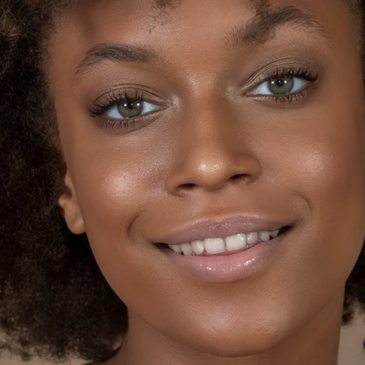 Brillo Labial Shinny Kiss Andreia